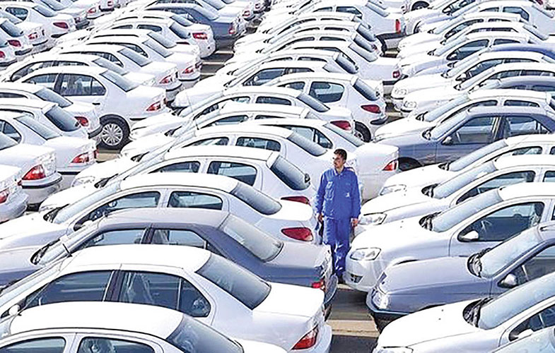 نصف خودروهای فروشی احتکار می‌شود