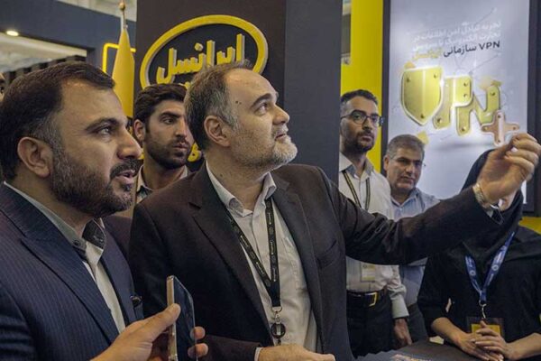 بازدید وزیر ارتباطات از غرفه ایرانسل در نخستین نمایشگاه صنعت پست