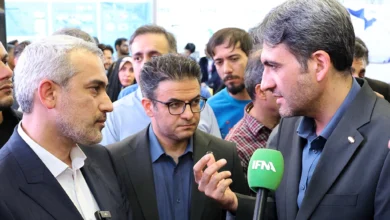 بازدید وزیر اقتصاد از غرفه ایرانسل در نمایشگاه الکامپ
