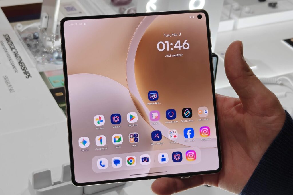 نقد و بررسی Motorola Razr Fold: پادشاه جدید تاشوهای کتابی