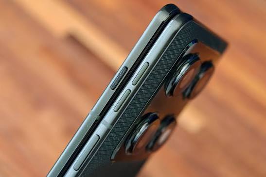 نقد و بررسی Motorola Razr Fold: پادشاه جدید تاشوهای کتابی