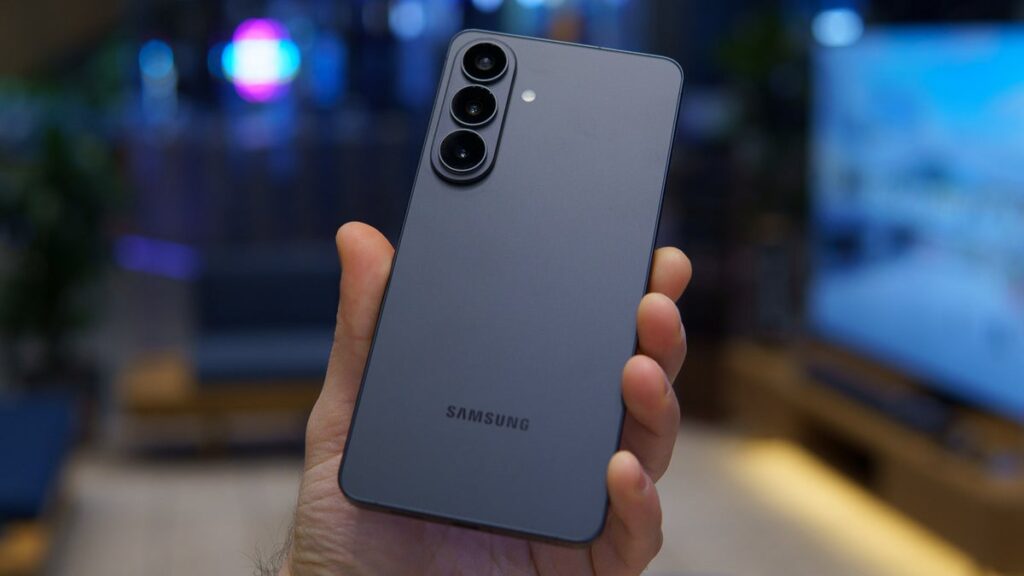 نقد و بررسی تخصصی گوشی Samsung Galaxy S26FE؛ قاتل پرچمدار یا تکرار فرمول گذشته؟