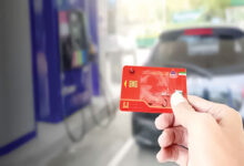 کارت سوخت هوشمند بنزین در دست یک راننده کنار پمپ بنزین