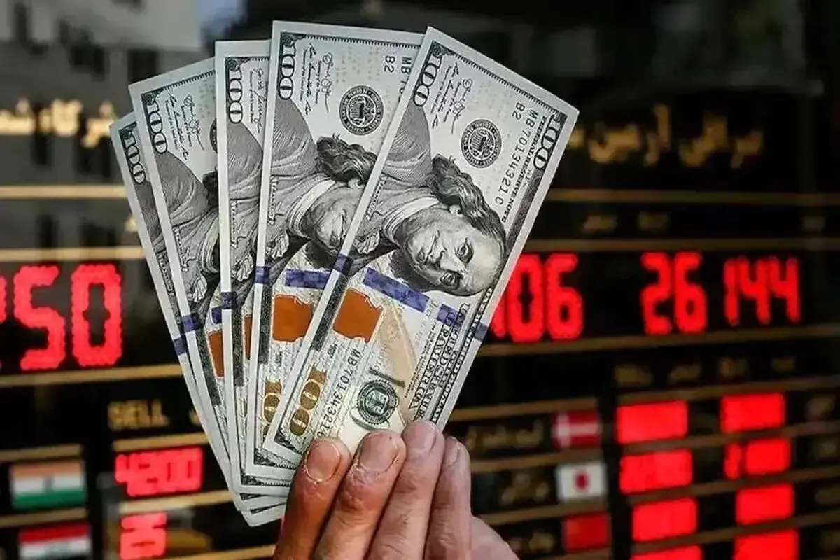 مومنی: جهش ارز بهانه گرانی کالاهای موجود نیست 1 اسکناس دلار در بازار ارز