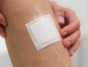 پانسمان چسبنده روی زخم در بازوی فرد