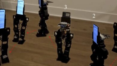 ربات‌های دوپای PhoneBot با گوشی هوشمند به‌جای کنترل‌کننده