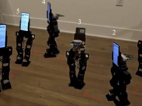 ربات‌های دوپای PhoneBot با گوشی هوشمند به‌جای کنترل‌کننده