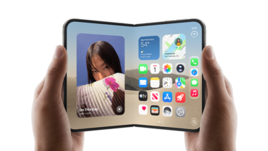 گوشی تاشوی iPhone Duo در دست کاربر