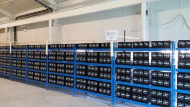ردیف‌های دستگاه ماینر در یک مزرعه استخراج رمزارز
