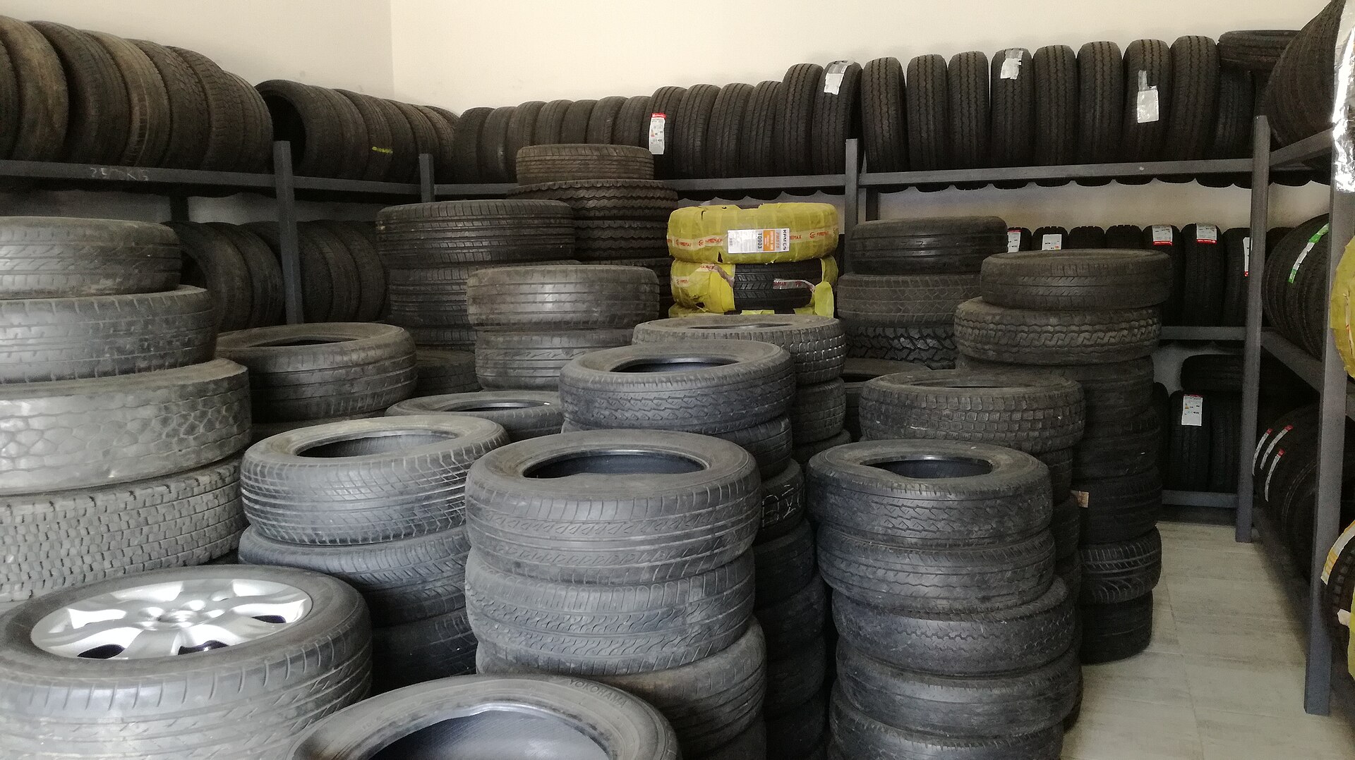 انبار لاستیک خودرو