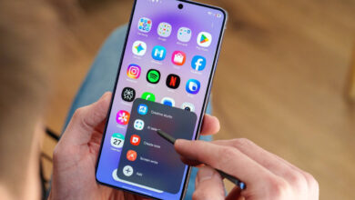 گوشی گلکسی با صفحه‌ی خانه‌ی One UI در دست