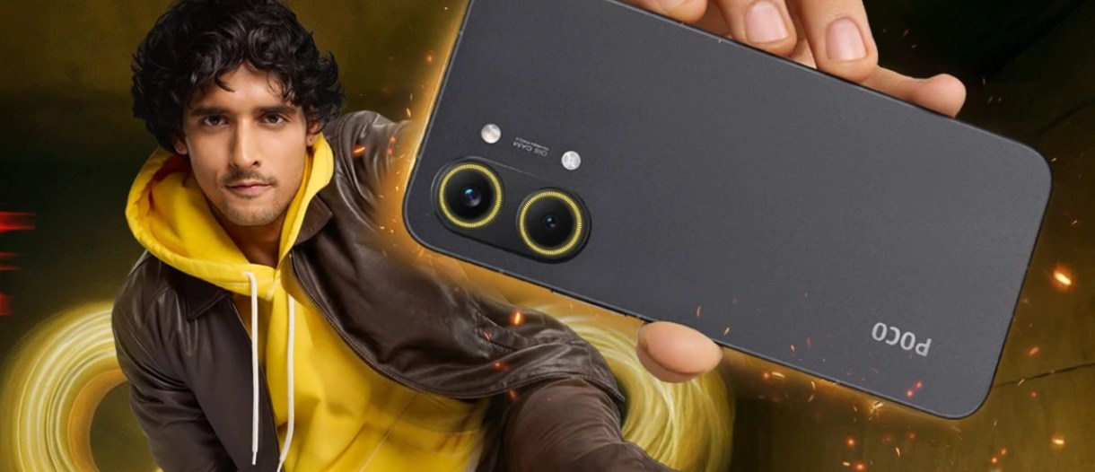 گوشی پوکو X8 Pro در دست یک مدل