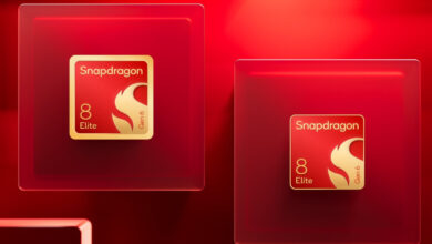دو لوگوی تراشه‌ی Snapdragon روی زمینه‌ی قرمز