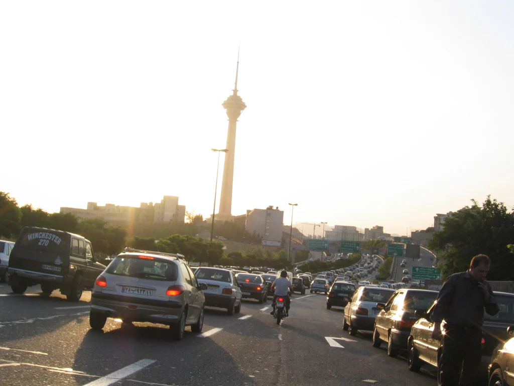 ناترازی بنزین با گرانکردن حل نمیشود؛ پیشنهاد کارت انرژی 1 ترافیک در تهران؛ مصرف بالای سوخت خودروها از ریشههای ناترازی بنزین